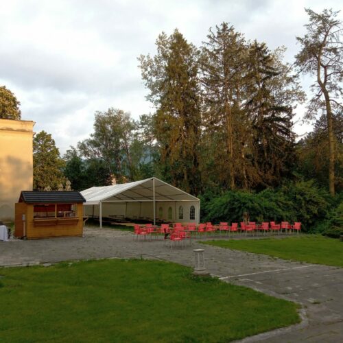Svadobný stan na nádvorí Kaštieľa Krasňany